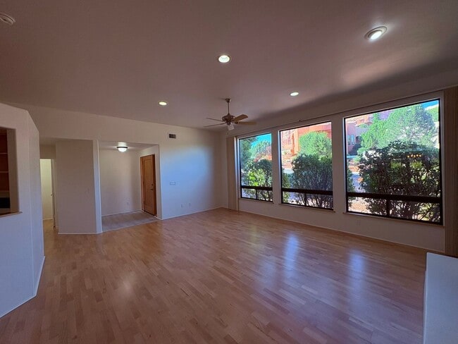 Building Photo - HOUSE-VILLAGE OF OAK CREEK