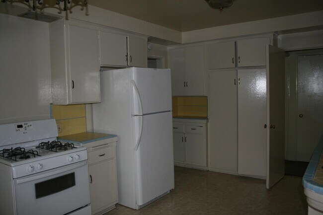 Building Photo - 550 Kelton Ave