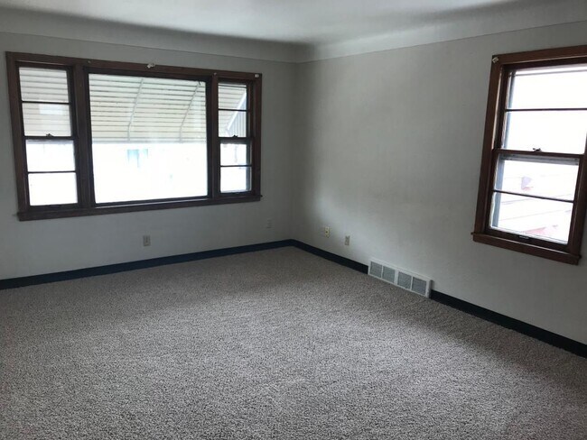 Foto del edificio - 1194 Forest St N