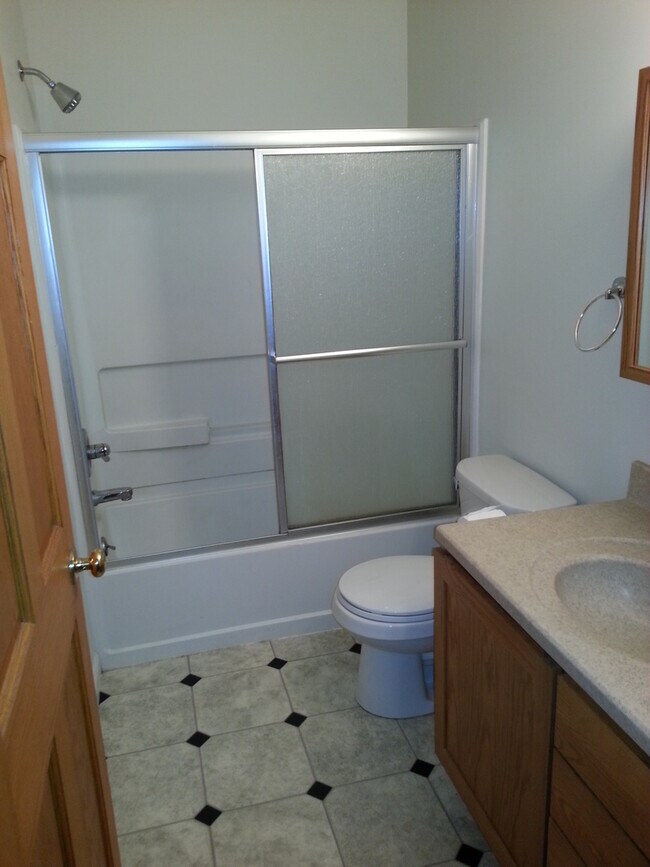 Foto del edificio - RENT REDUCED ON DOWNTOWN 4 BEDROOM DUPLEX!...