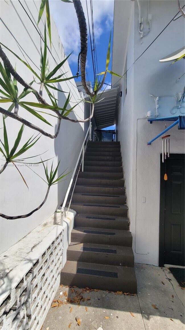 Building Photo - 1335 SW 8th St