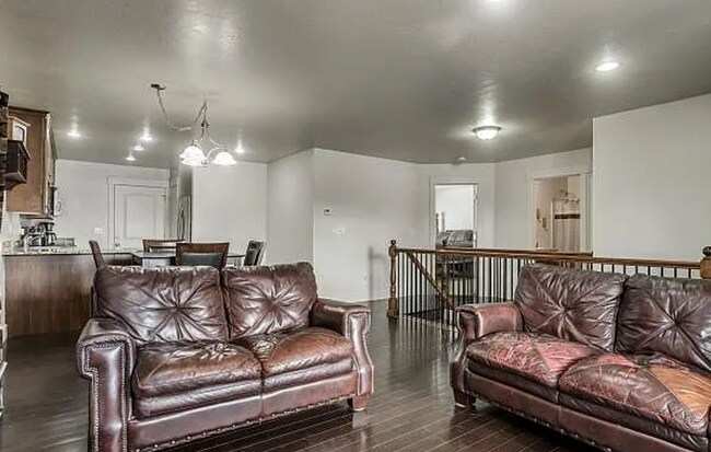 Building Photo - 5 Bedroom Home with Fully Fenced back yard