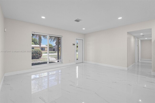 Foto del edificio - 3220 NW 4th Ct