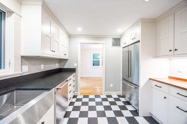 Foto del edificio - 85 Woodland Rd