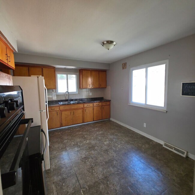 Building Photo - Single Family Home 4 beds 1 bath FOR RENT!