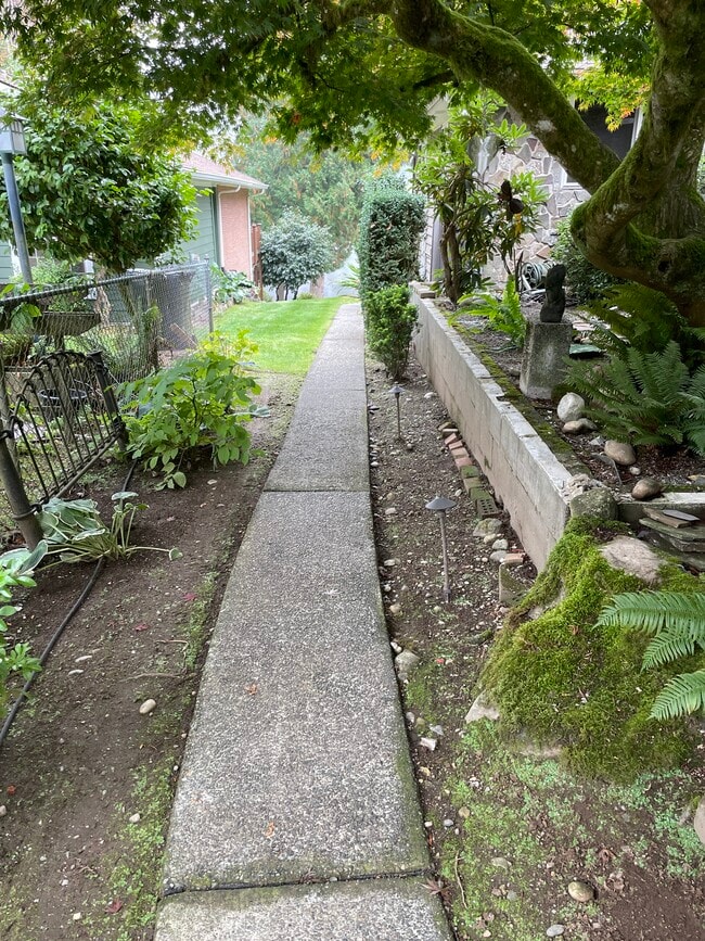 Walkway to unit - 14646 196th Ave SE
