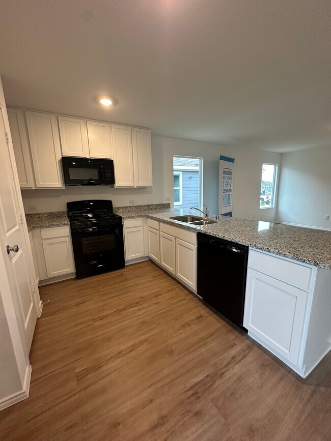 Kitchen - 1128 Ashwood Dr