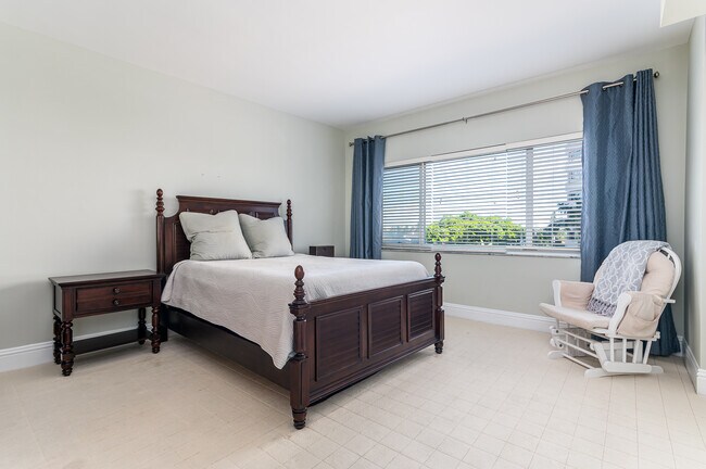 Master Bedroom - 333 Sunset Dr
