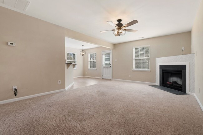 Building Photo - Spacious, end-unit townhome in North Raleigh!