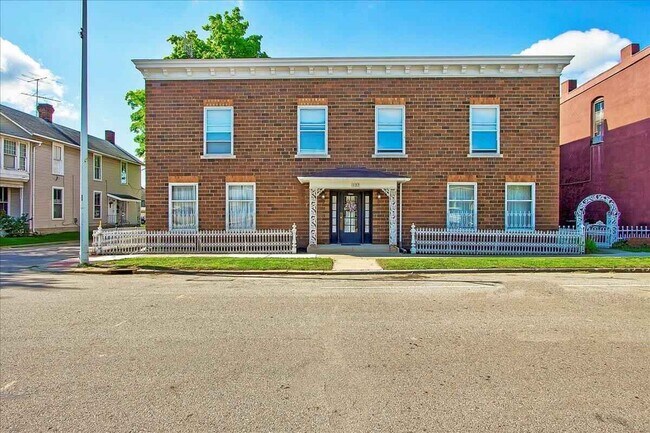 Frente - 137 E Court St