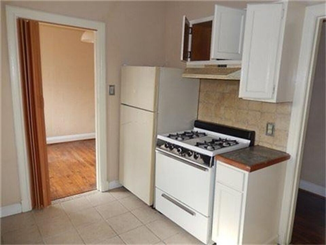 Building Photo - Charming 1920's Tudor Building - 1 bedroom...