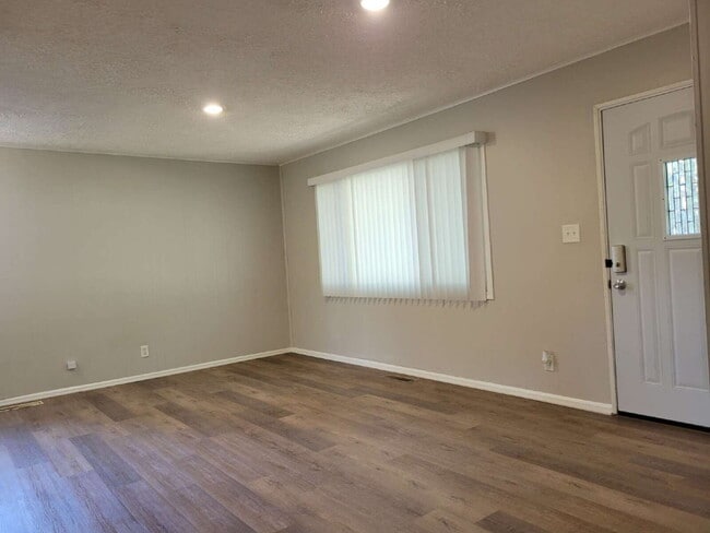Building Photo - Sweet Home — 3 Bedroom with Garage & Stainless Steel Appliances