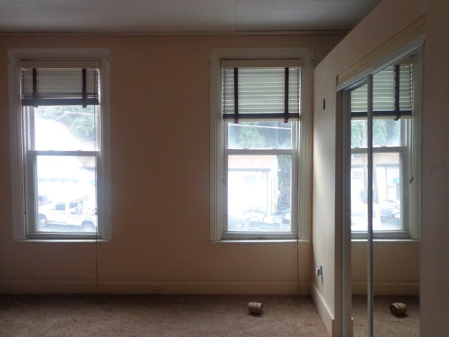 Building Photo - 2025 S 18th St
