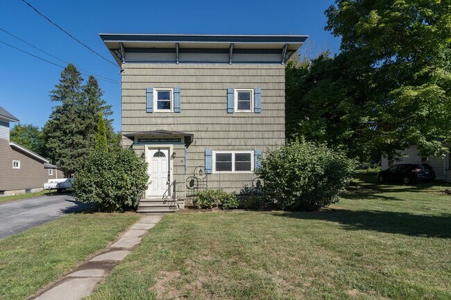 Building Photo - 4 Bed/ 2 Bath House For Rent With Garage &...