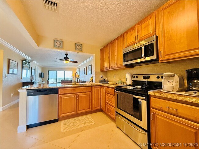 Building Photo - 7440 S Ocean Dr