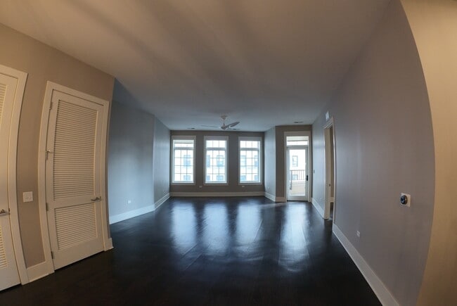 Building Photo - 2050 N Clark St