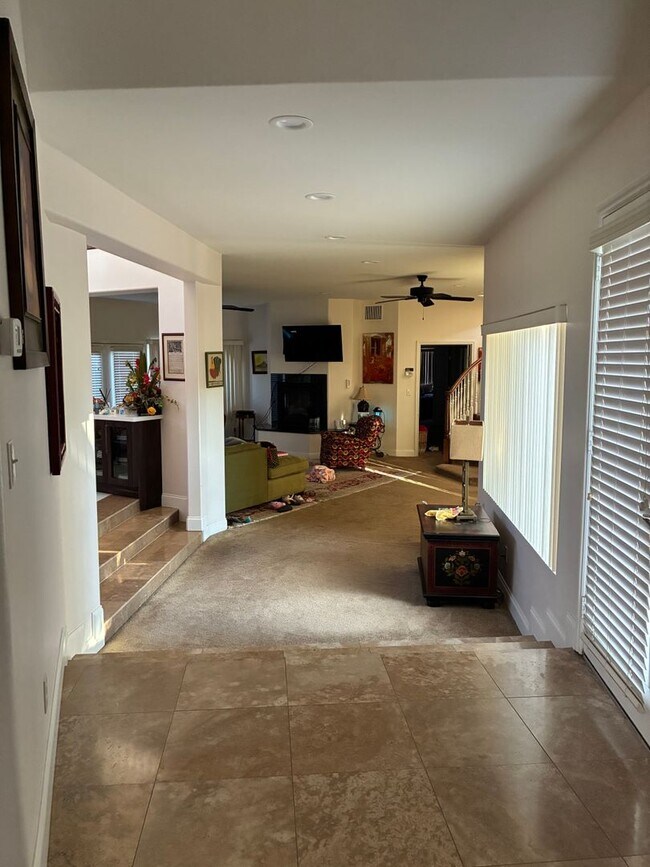 Foto del edificio - Spacious and Furnished 9 Bedroom House Nea...