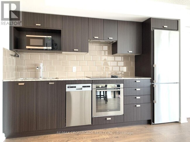 Building Photo - 275 Village Green Square