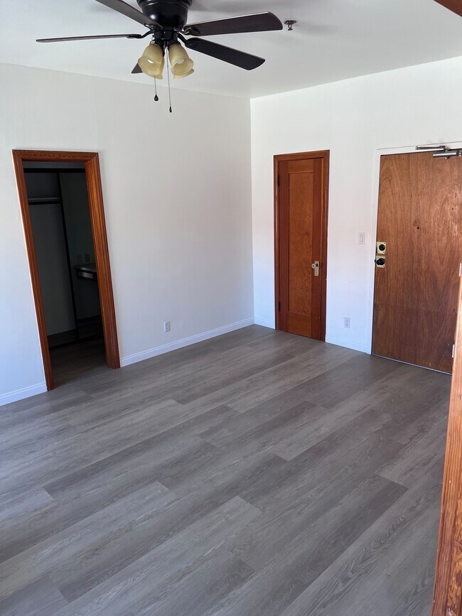 Pisos de madera nuevos - 636 S Burnside