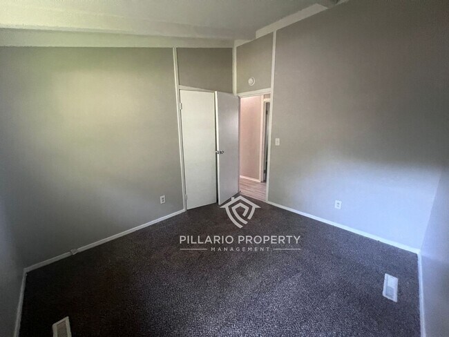 Building Photo - Silver Maple Beauty 3 Bed / 1 Bath Only $1...