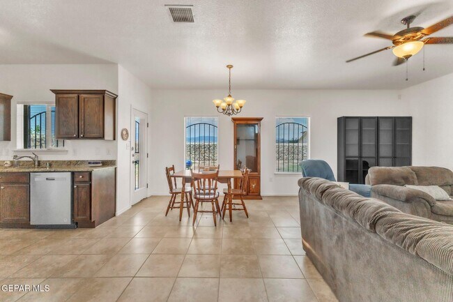 Foto del edificio - 7359 Burntside Ln