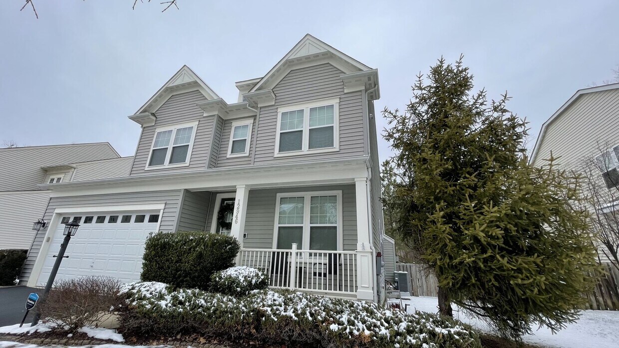 Foto principal - 5-Bedroom Colonial in Lake Ridge