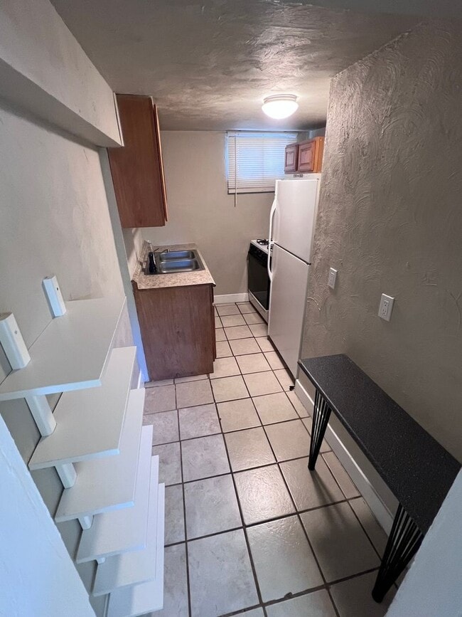 Building Photo - Charming 1BR Townhome in Denver