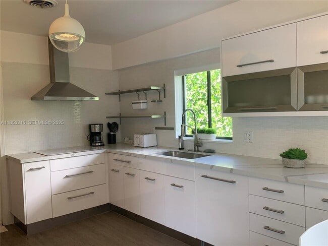 Building Photo - 6911 Sunrise Pl