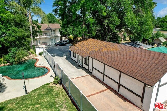 Foto del edificio - 6124 Corbin Ave