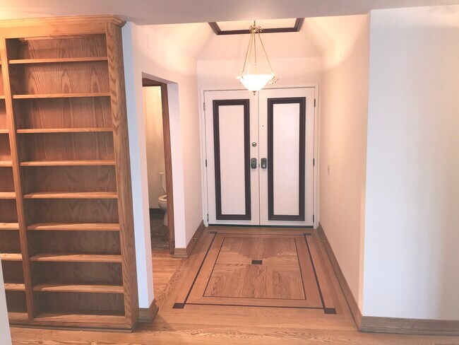Foyer - 11910 Weddington St