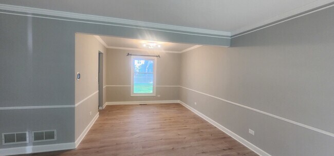 Building Photo - 612 W Golf Rd