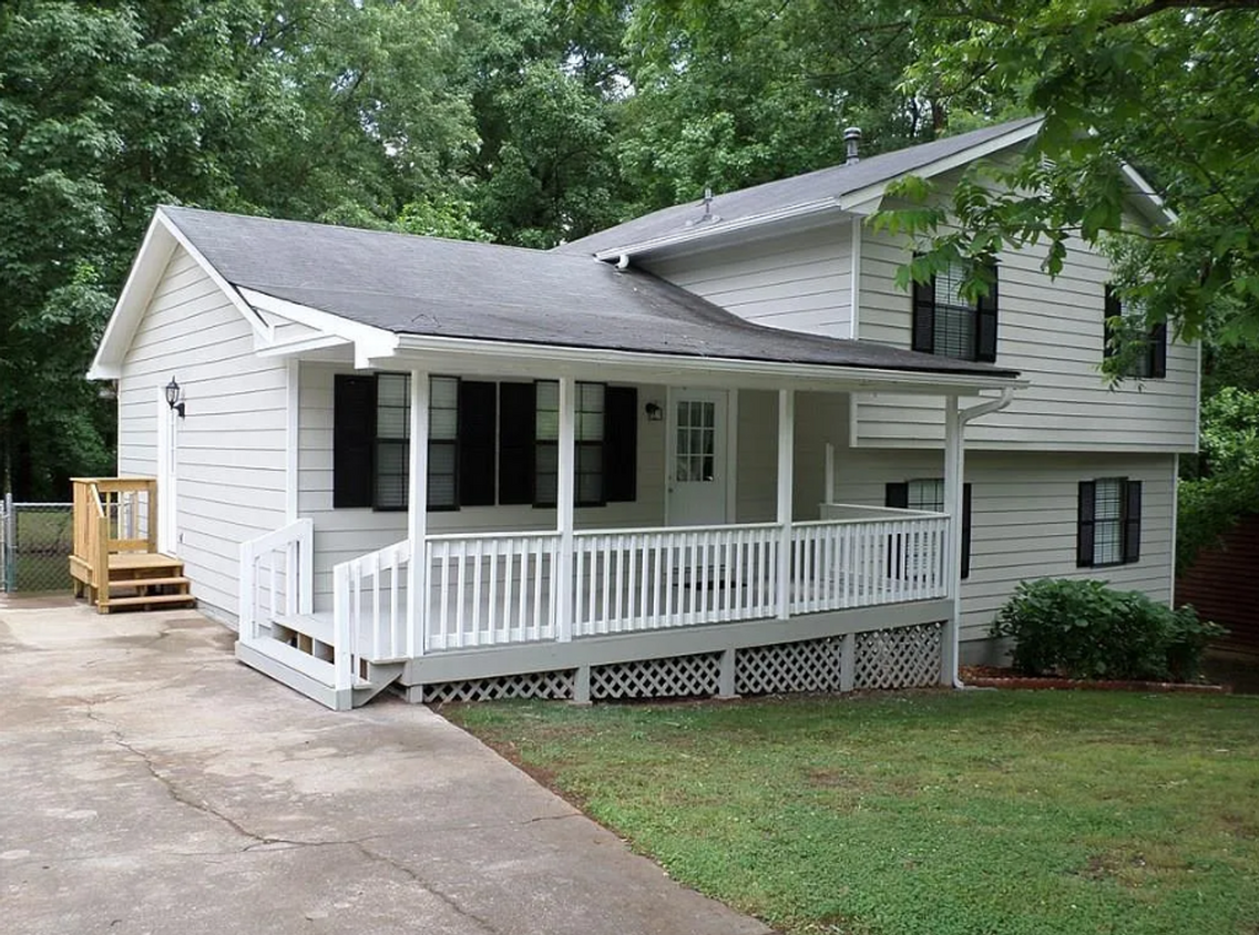 Foto principal - Stylish 3-Bed, 3-Bath in Lawrenceville!