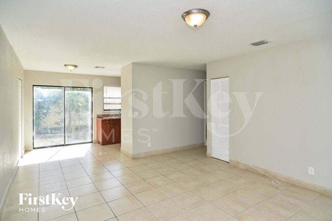 Building Photo - 4260 SW 18th St