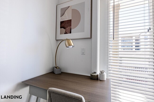 Foto del edificio - 5511 Caprock Smt Dr