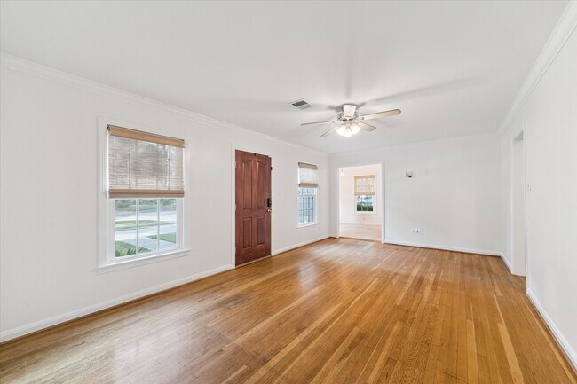 Foto del edificio - 1063 W 43rd St