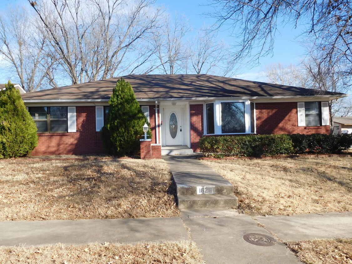 Primary Photo - Adorable 3 Bedroom, 2 bath with a 2 car ga...