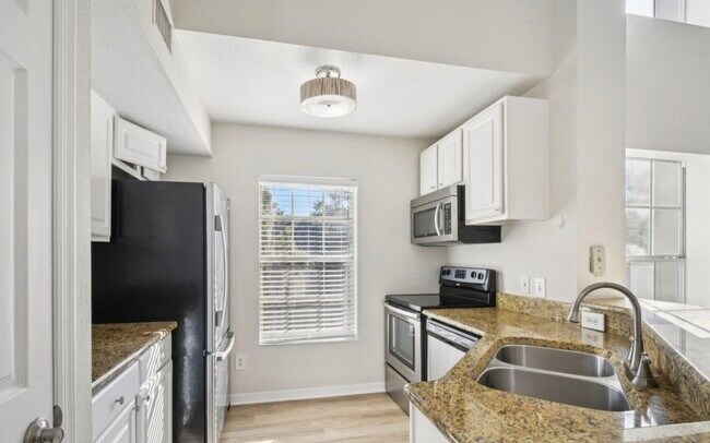 Building Photo - 13700 Richmond Park Dr N