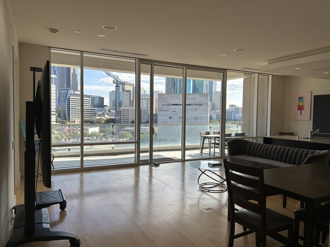 Foto del edificio - 2408 Victory Park Ln