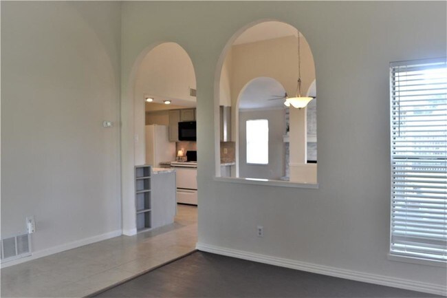 Building Photo - 3009 Peachtree Ln