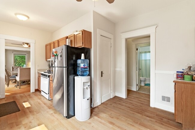 Building Photo - 253 W Elm St