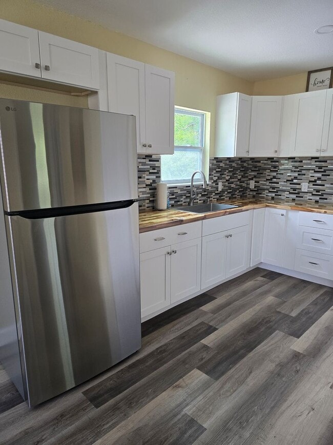Building Photo - Gorgeous 2/1 in Homosassa!!!