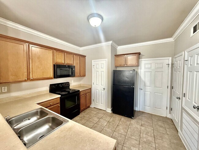Building Photo - 2 Bedroom Condo Near LSU! Located in a gated community.