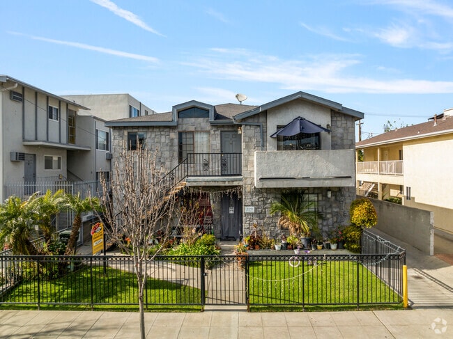 Building Photo - 229 West Tujunga