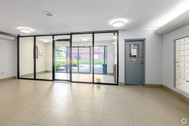 Hall d'entrée - 3111 Eglinton Ave E