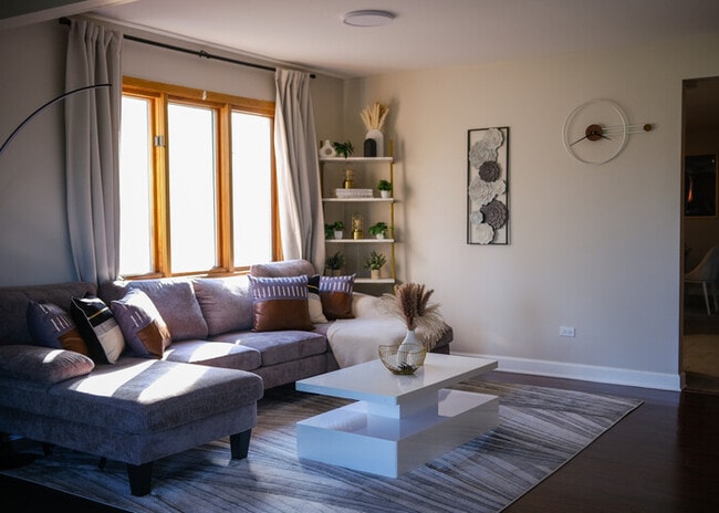 Building Photo - 3BR/1.5Ba Gym, Workspace Stylish Condo