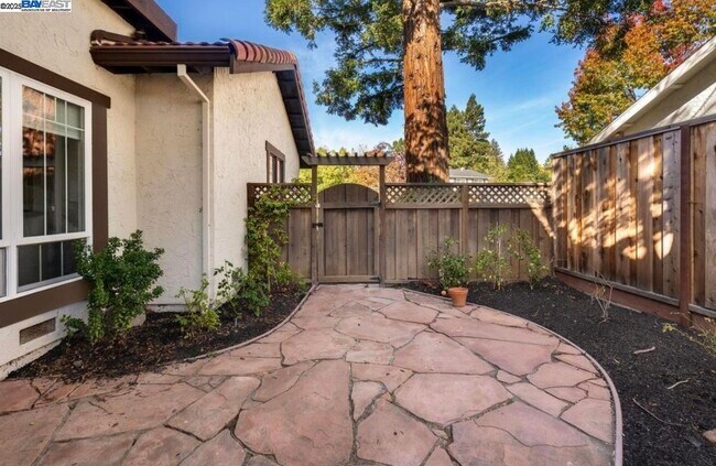 Foto del edificio - 725 Old Creek Rd