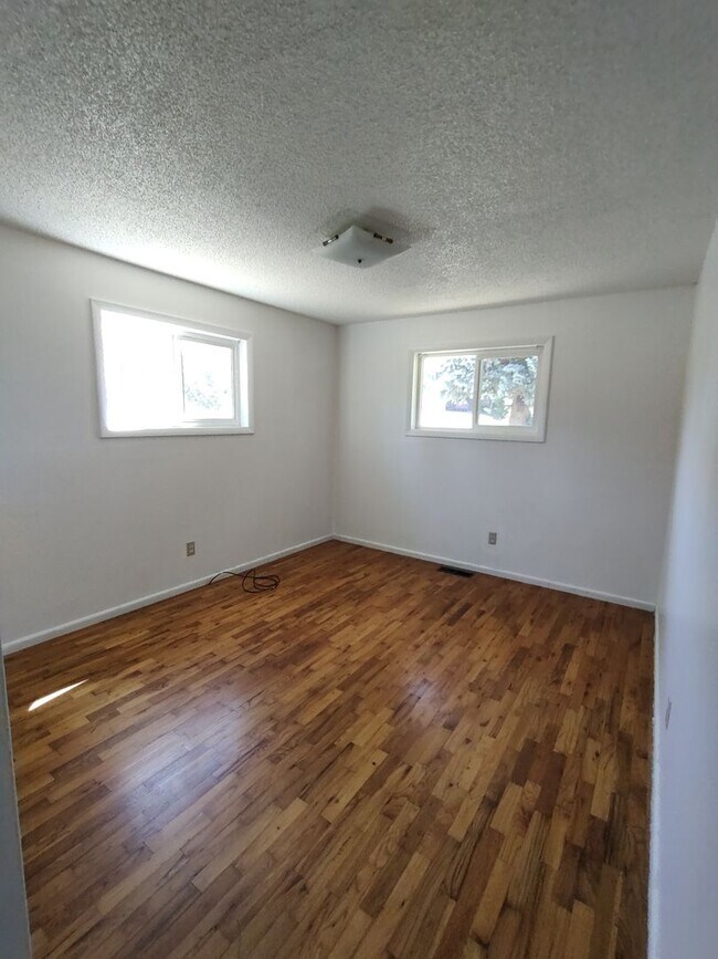 Building Photo - 3 Bedroom 1 Bath- House