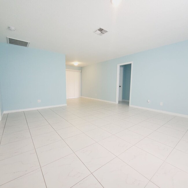 Building Photo - 2433/2435 Lola Avenue S
