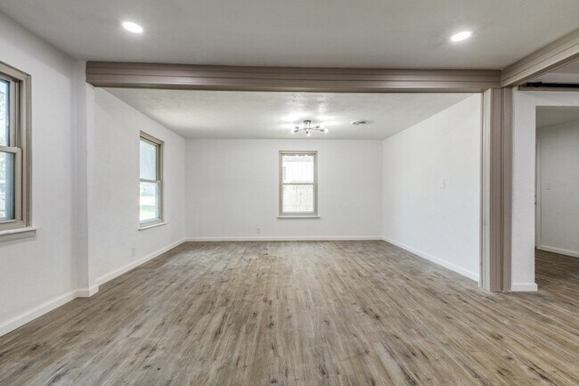 Foto del edificio - 5241 E Berry St