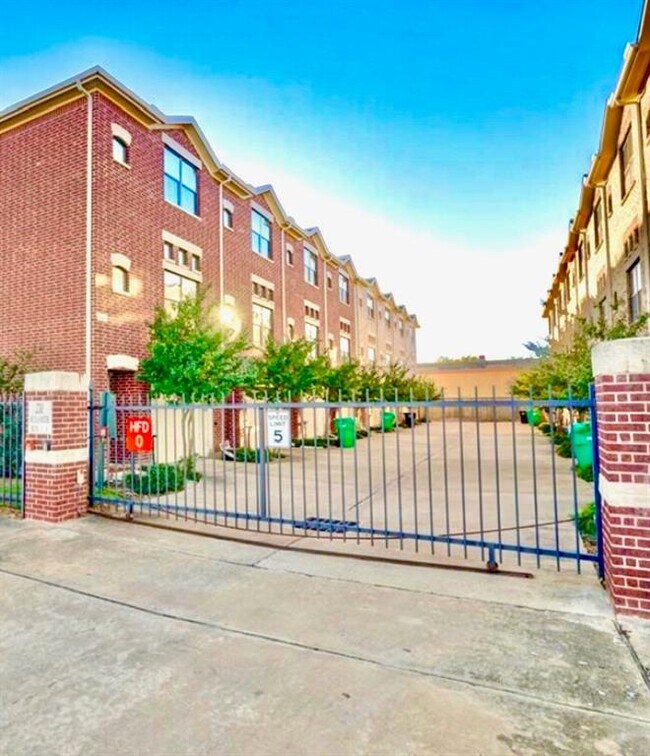 Foto del edificio - 2710 Hullsmith Dr